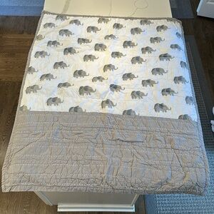 Crate & Barrel Kids elephant excursion organic cotton crib toddler quilt 🤍🐘🩶